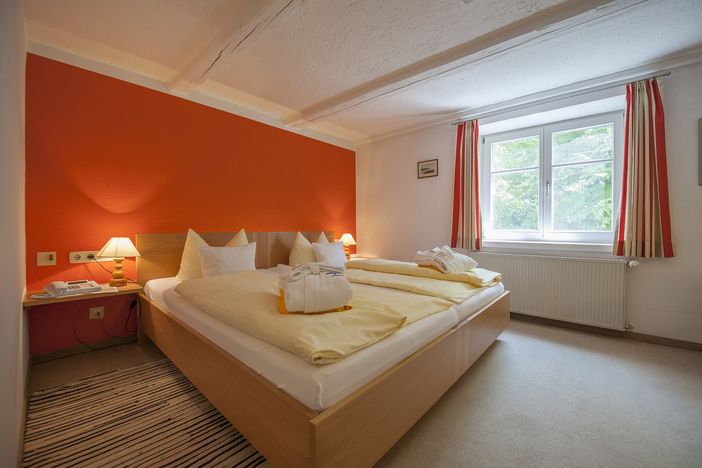 Doppelbett Zimmer bayerische Alpen