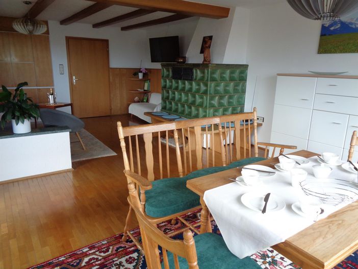 Wohn-/Esszimmer mit Kachelofen