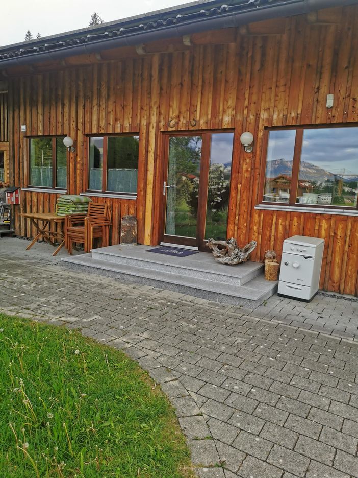 Zugang Garten mit gepflasterter Terrasse