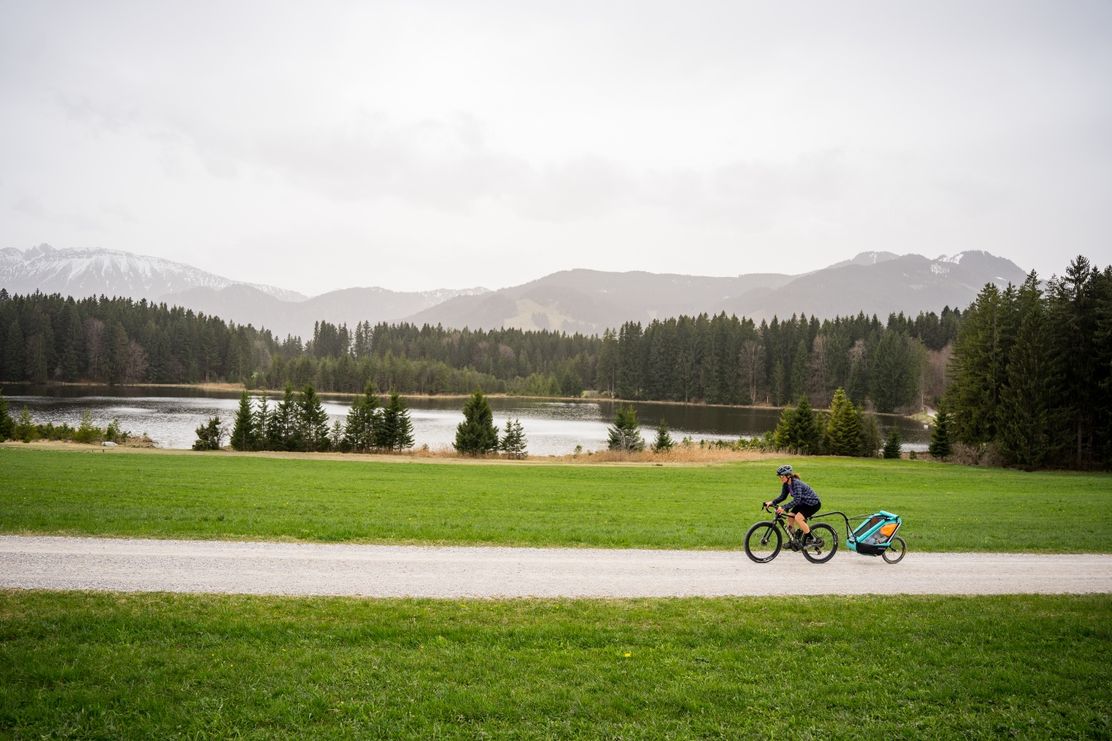 Naturbiken entlang des Ufers des Kögelweihers