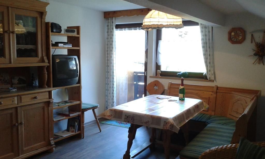 Eßecke mit Bauernschrank