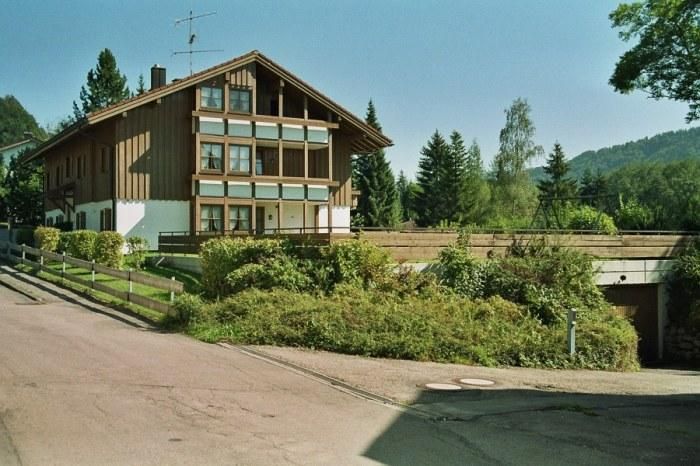 Haus-Seitenansicht mit Tiefgaragenzufahrt