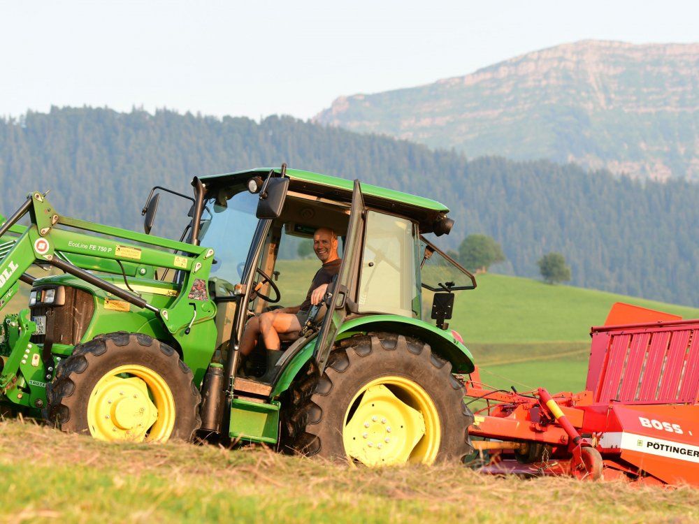 Traktor bei der Heuernte