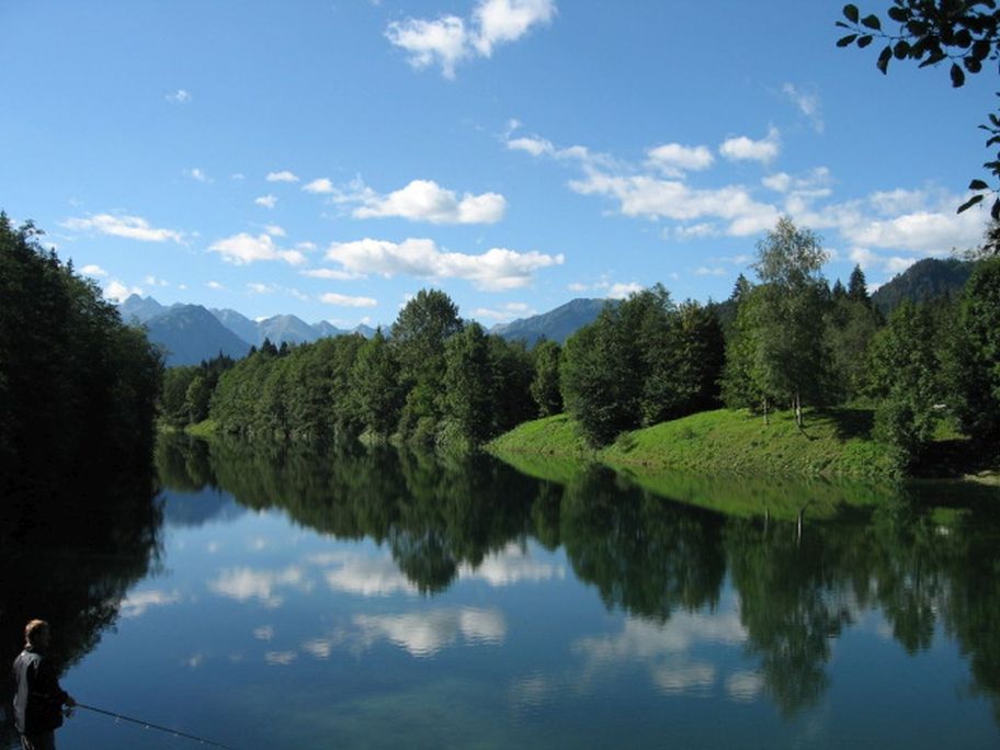 Malerischer Auwaldsee bei Fischen im Allgäu