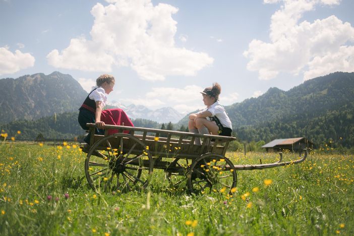 Kinder im Leiterwagen