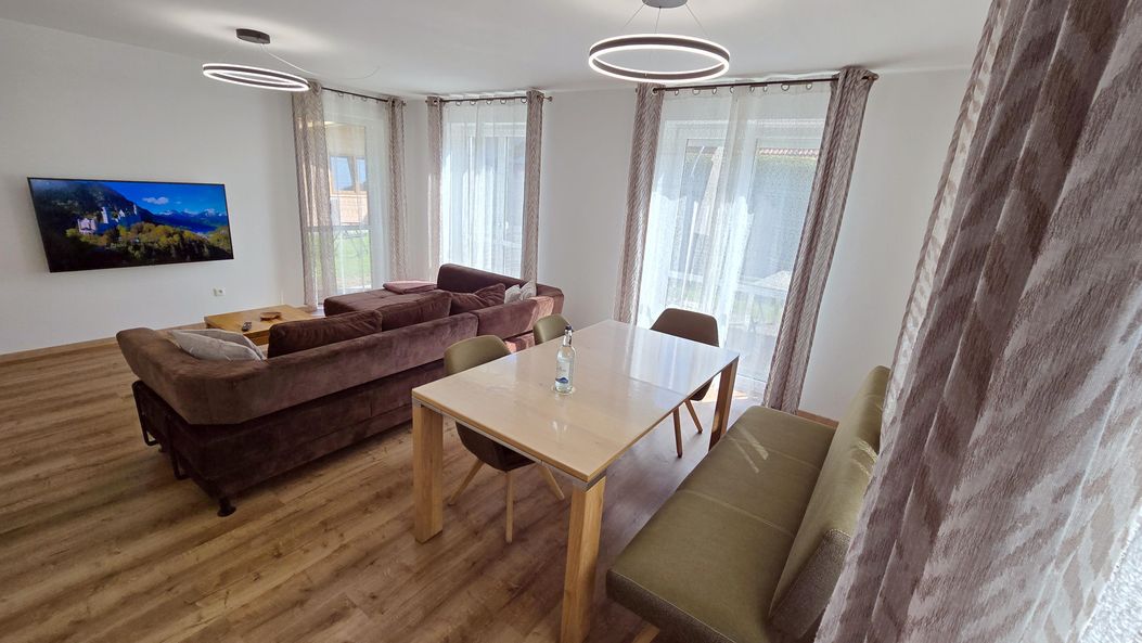 Wohnlounge mit XL-Sofa, Esstisch & Sonnen-Terrasse