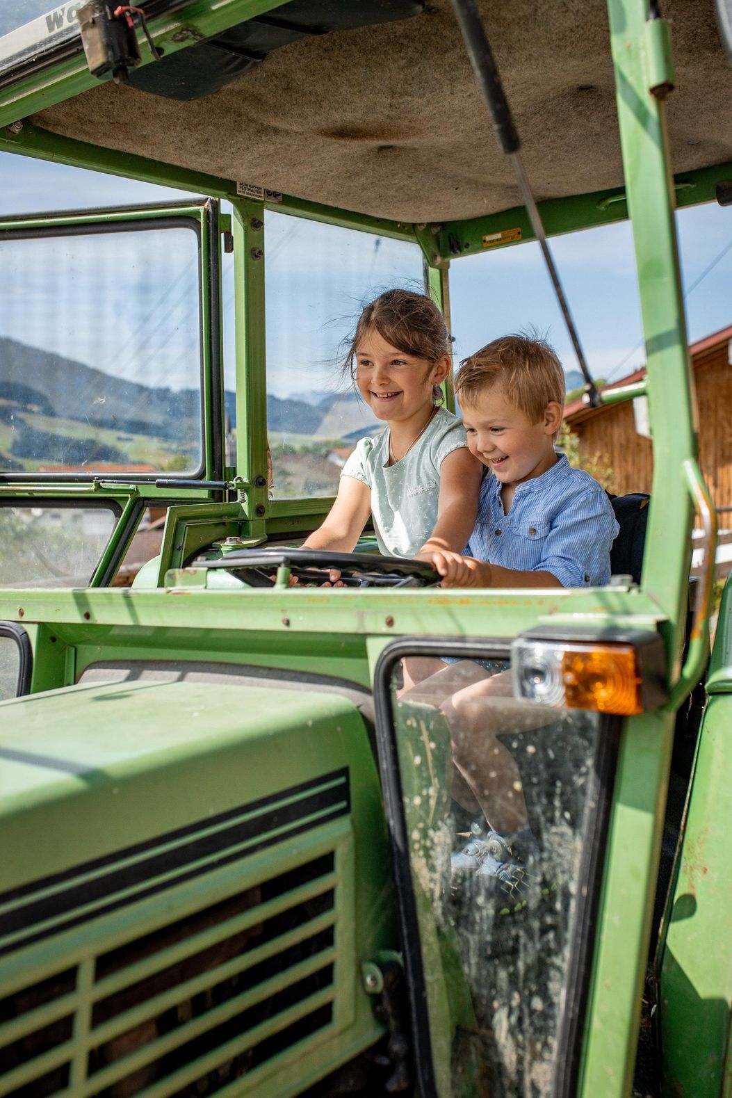 Traktorfahren am Hof