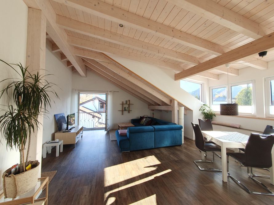 Wohnraum mit Esstisch und Küche