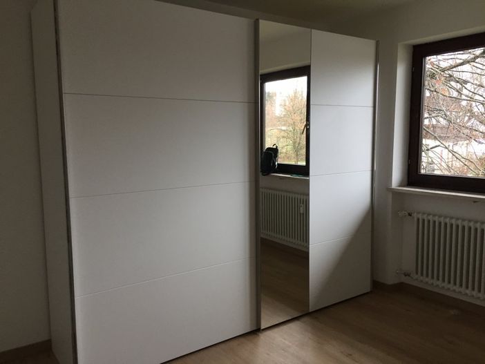 Großer 2,50 m Schlafzimmerschrank.