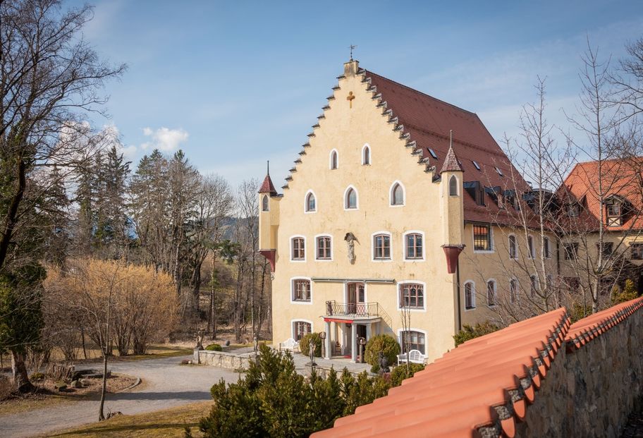 Das Highlight des Ortes: Das "Schloß zu Hopferau".