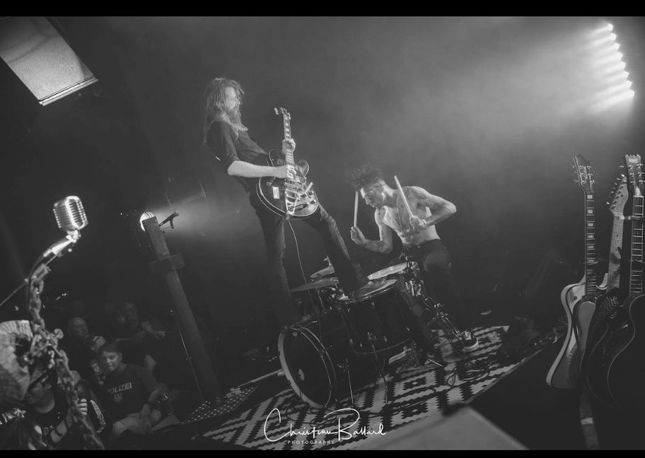 Bandfoto mit Gitarrist und Schlagzeuger