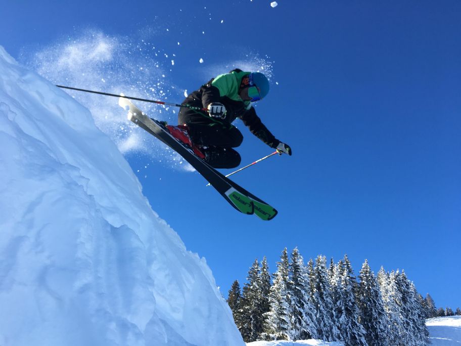 Skifahrer springt über Schneekante
