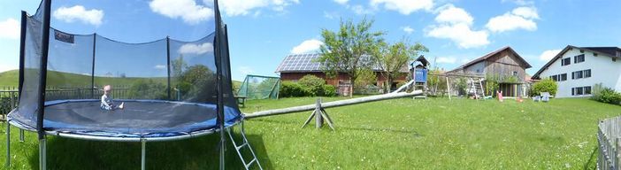 Spielplatz mit Riesentrampolin, Wippe, Schaukel...