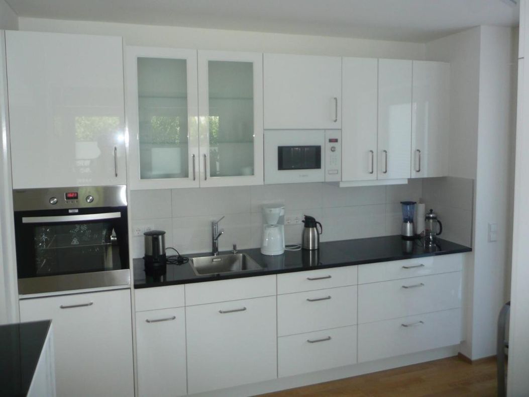 Moderne Einbauküche mit Granitarbeitsplatte