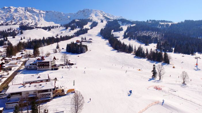 Pisten und Skilift vor der Haustüre