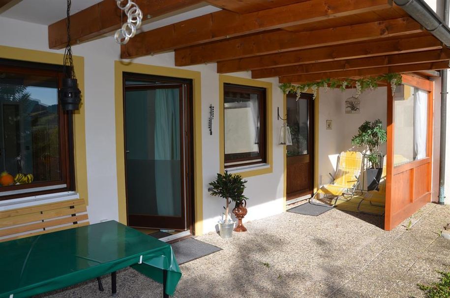 Überdachte Terrasse vor den Schlafräumen