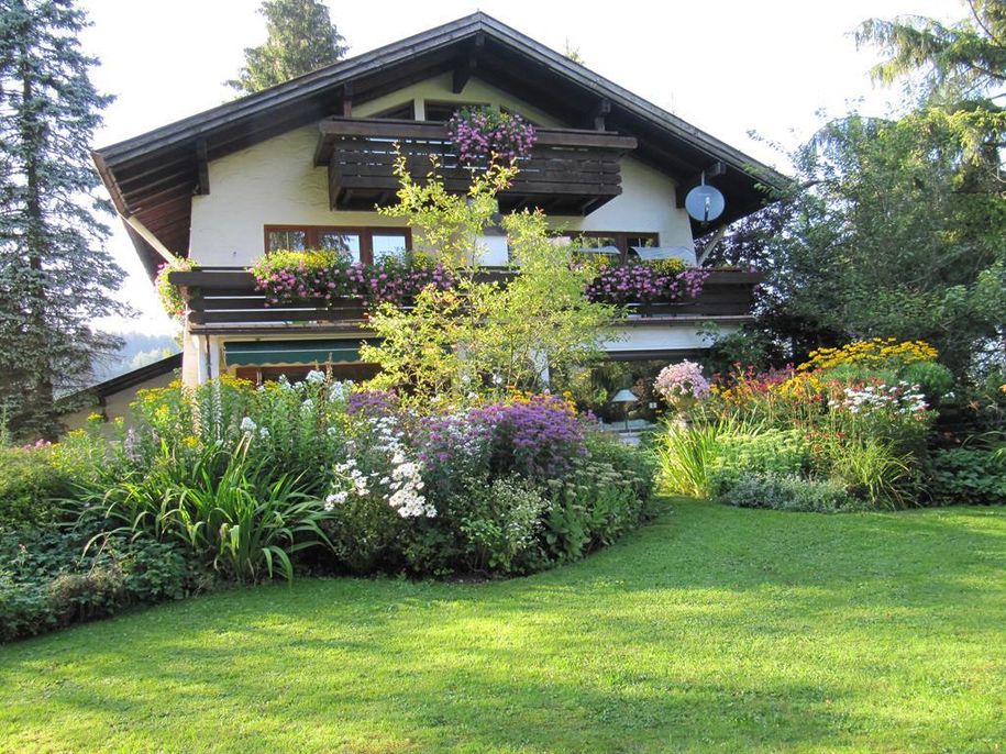 Haus am Wiesenbach im Sommer