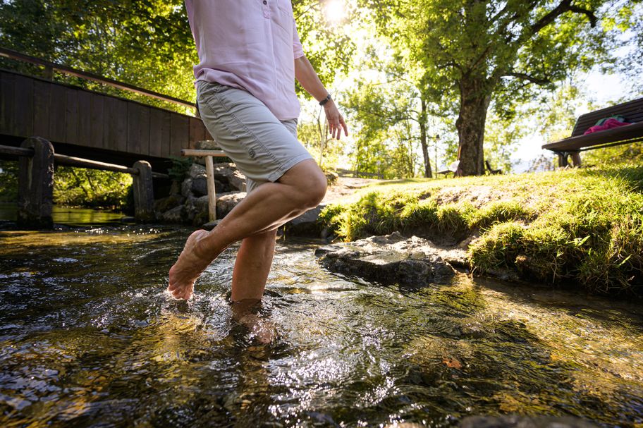 Natur-Kneipp-Tretbecken im Gebirgsbach in Fischen i. Allgäu