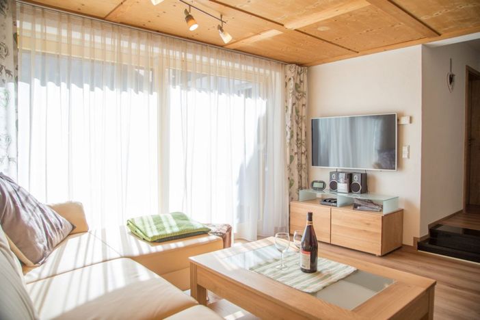 Wohnzimmer mit großem Flat-TV