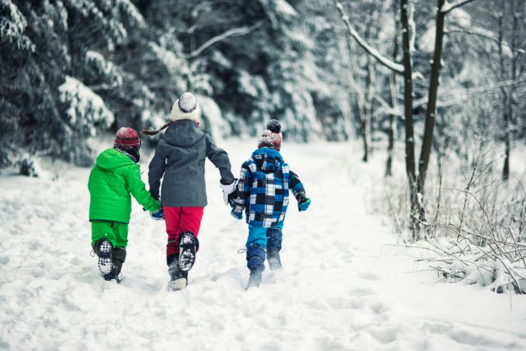 Kinder_rennen_durch_den_Winterwald