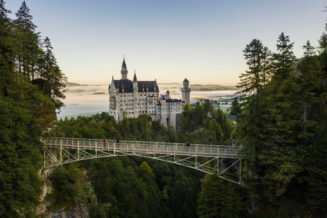 Marienbrücke mit Blick auf Schloss Neuschwanstein und in den Schlosspark