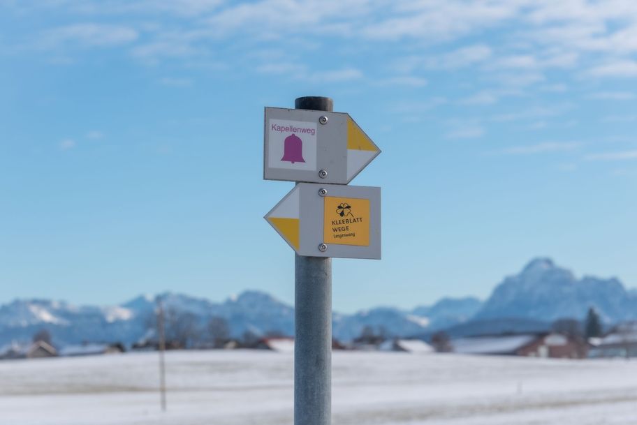 Wegweiser mit Bergpanorama.