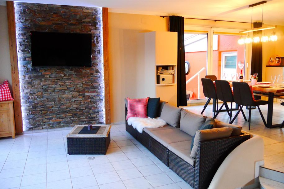 Fernsehwand mit gemütlicher Lounge
