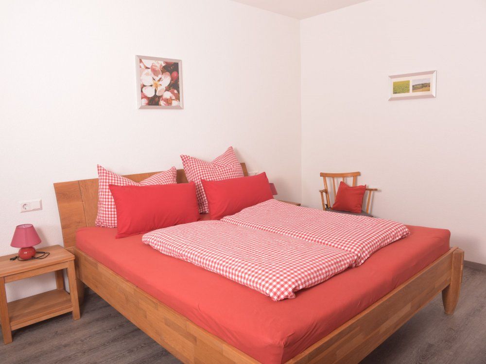 Großes Schlafzimmer der Wohnung Apfelrot