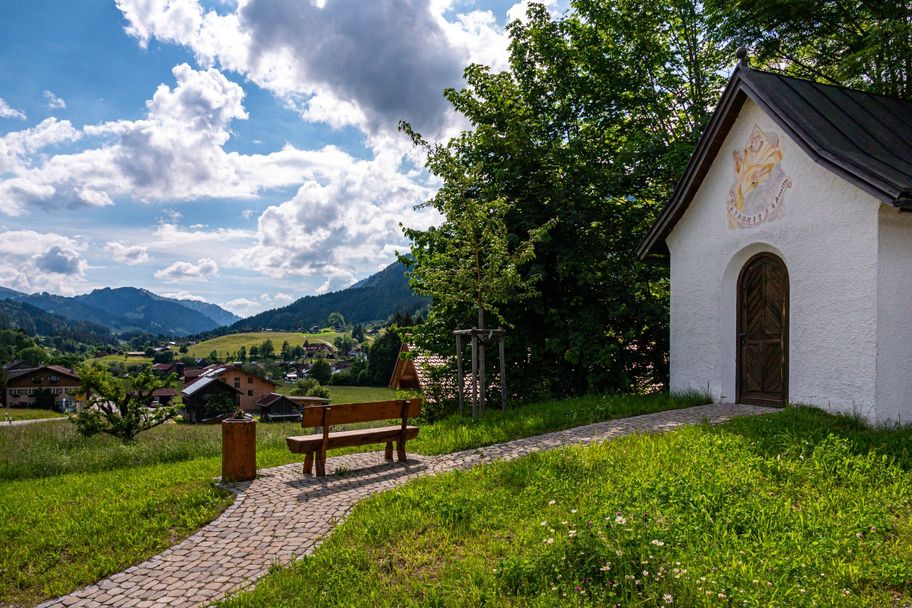 Am Ortseingang Gunzesried mit Blick ins Gunzesrieder Tal