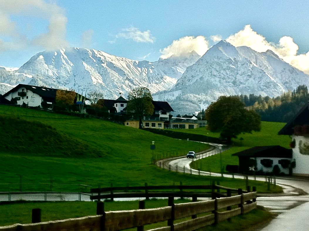 Frischer Schnee und grüne Weiden