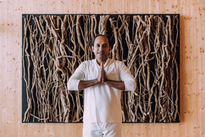 naturhotel_chesa_valisa_seminarraum_yoga_chamal_hände_zusammen