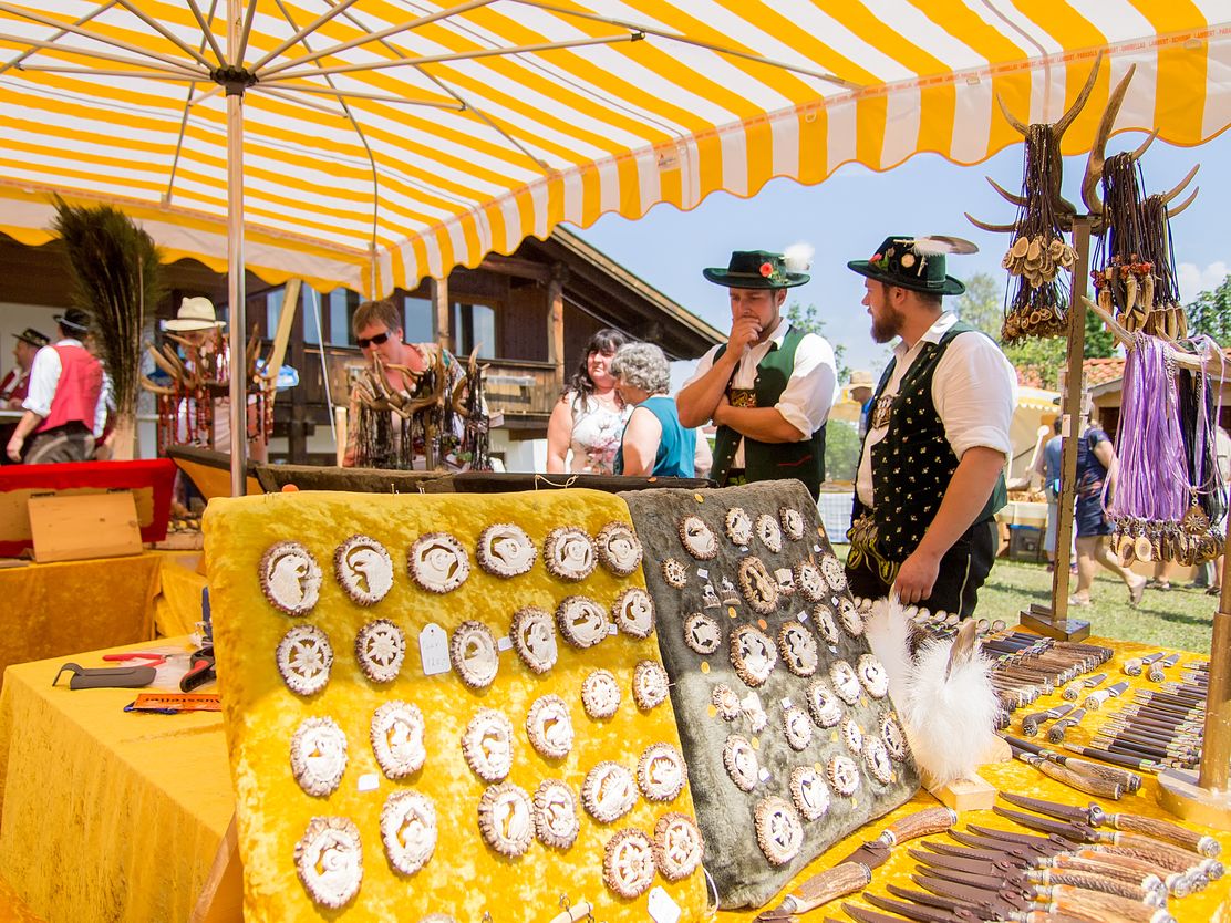 27- Trachtenmarkt