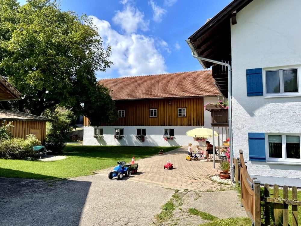 Hofinnenraum mit Kindern