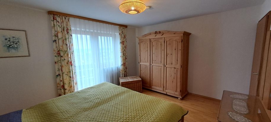 Schlafzimmer mit Schrank