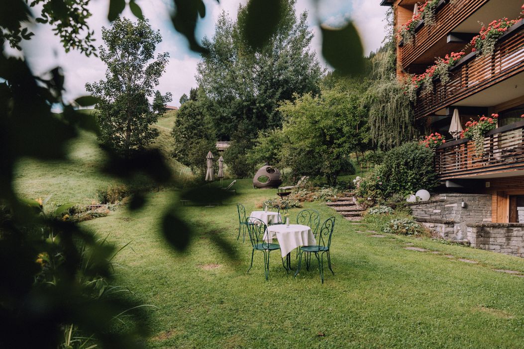 naturhotel_chesa_valisa_sommer_garten
