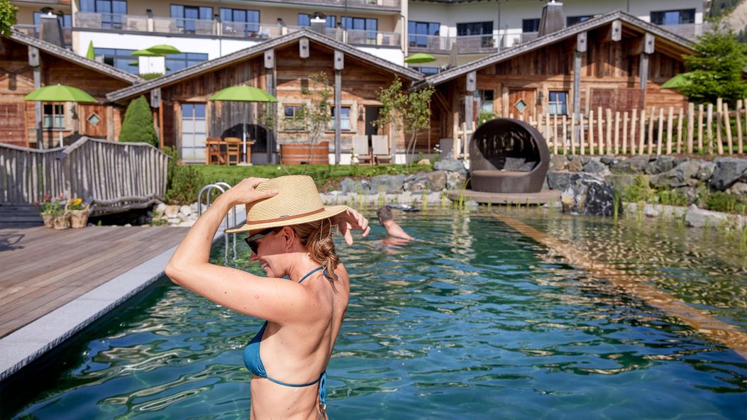 Chalet Models im Pool