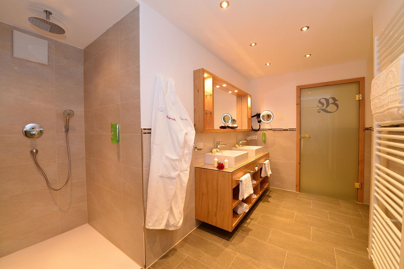 Badezimmer mit ebenerdiger Dusche