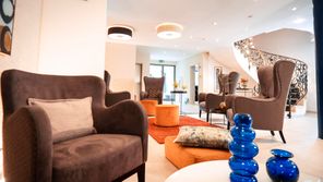 Lobby, Sessel, blaue Vasen, Blick Ausgang, viel Ra