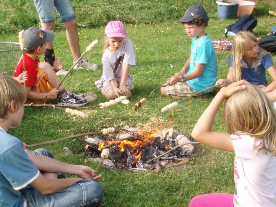 Kinder beim Stockbrot grillen