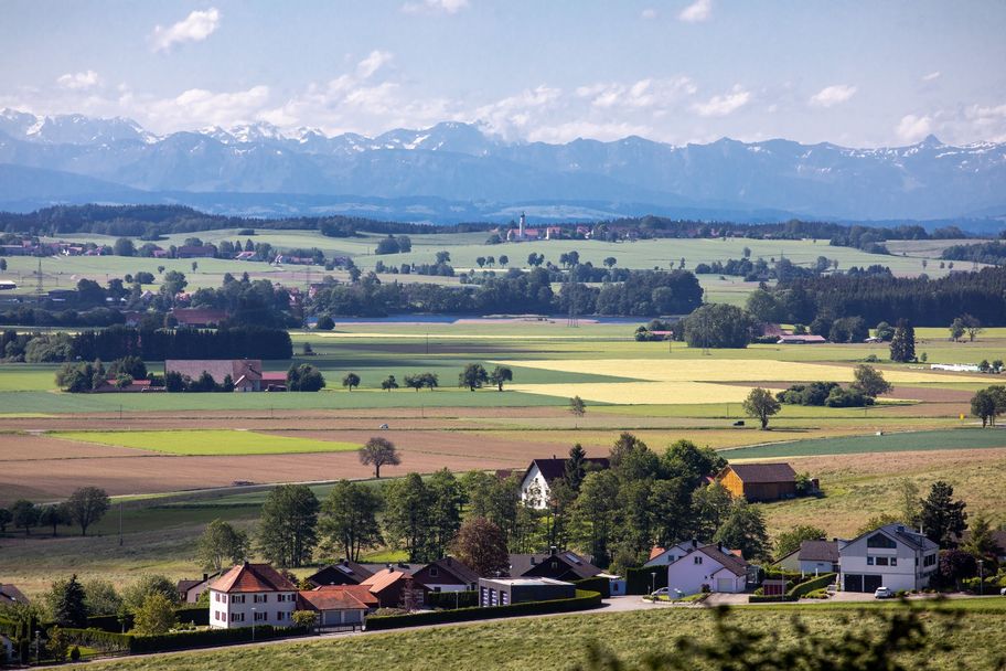 Bei guter Sicht hat man einen Blick auf die Alpenkette