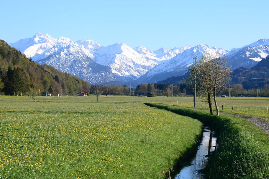 Wanderweg im Illertal zwischen Altstädten und Sonthofen, entlang eines kleinen Kanals.