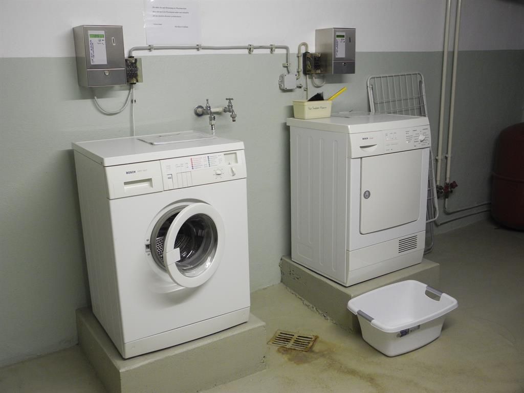 Gut ausgestatteter Waschraum
