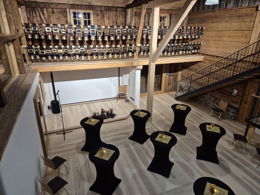 Stolze Kuhschellen- und -Glockensammlung