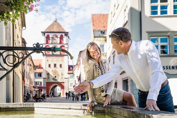 Paar am Brunnen vor dem Martinstor