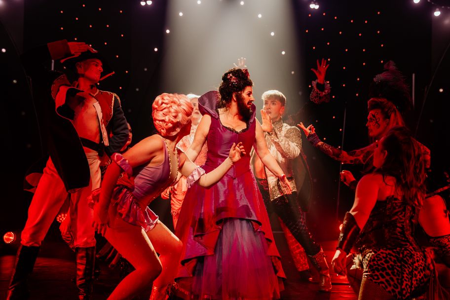 01_This-is-THE-GREATEST-SHOW!_2027_Credit_PatrickSchneiderwind