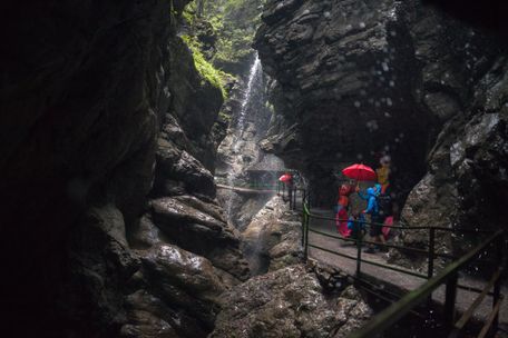 Wanderer mit Regenschirmen in der Breitachklamm