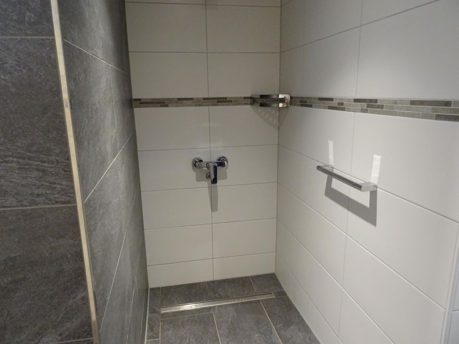 Dusche/Hallenbad