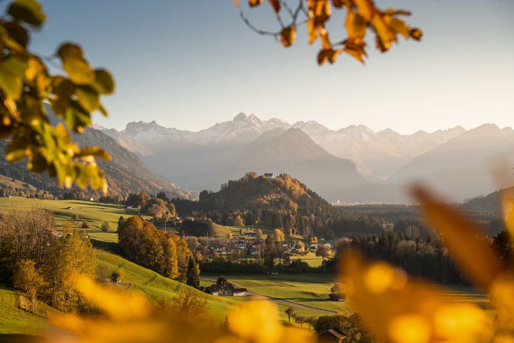 Malerwinkel mit Blick auf Schoellanger Burg im Herbst