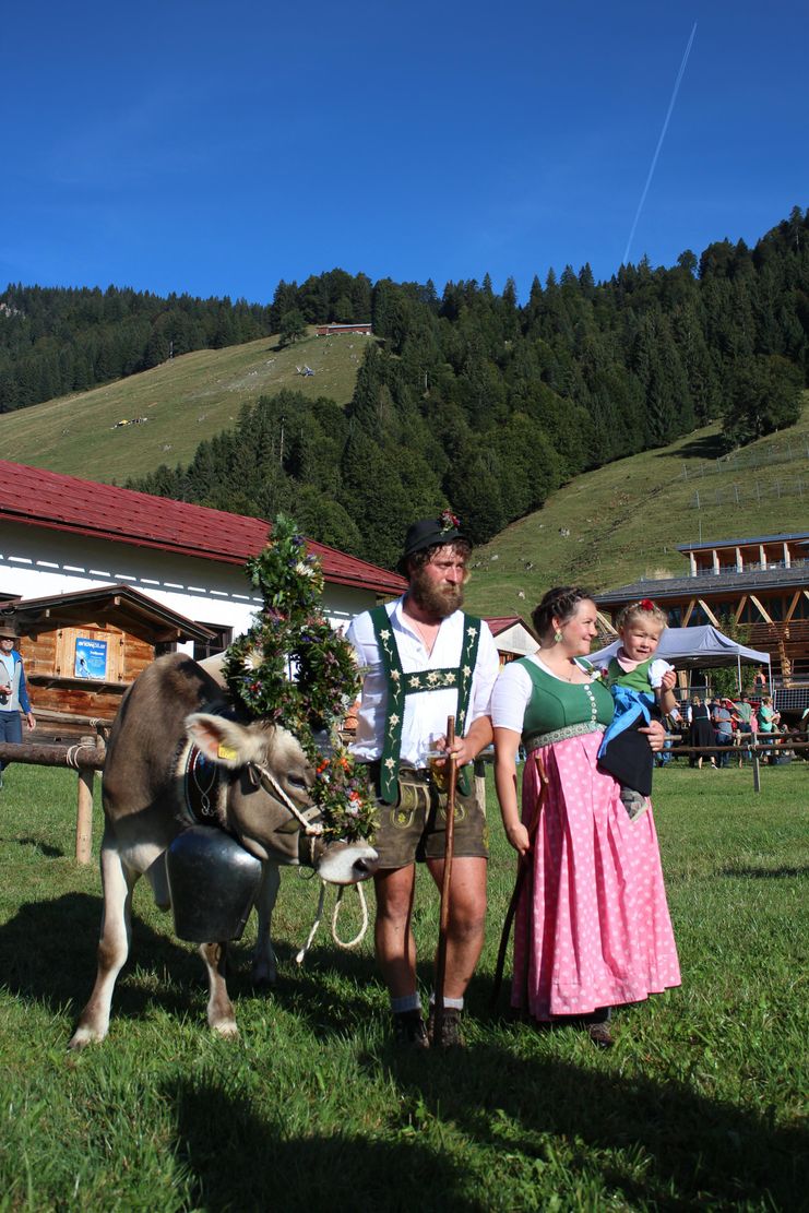 Kranzkuh mit Hirtenfamilie beim Viehscheid