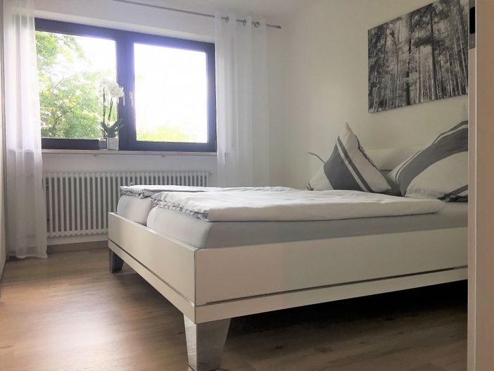 Schlafzimmer mit Doppelbett, 1,80 x 2,00 m mit hochwertigen Matratzen und Lattenrosten.
